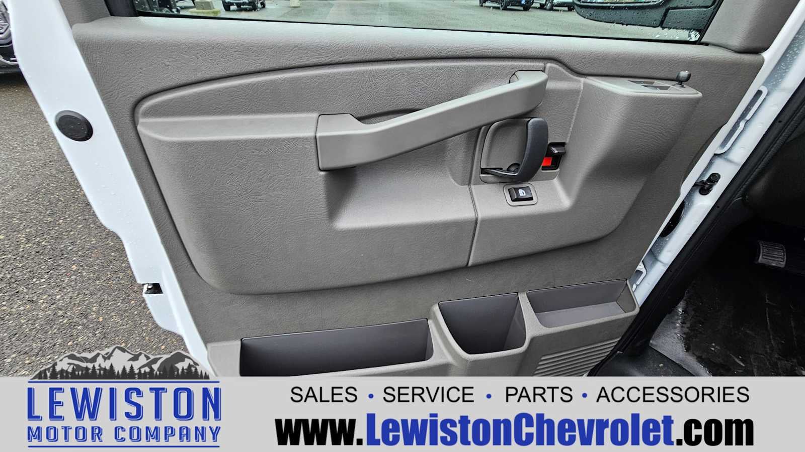 2025 Chevrolet Express Cargo 3500 WT