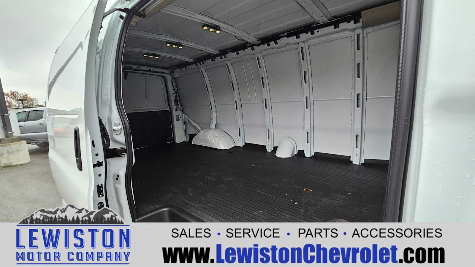 2025 Chevrolet Express Cargo WT