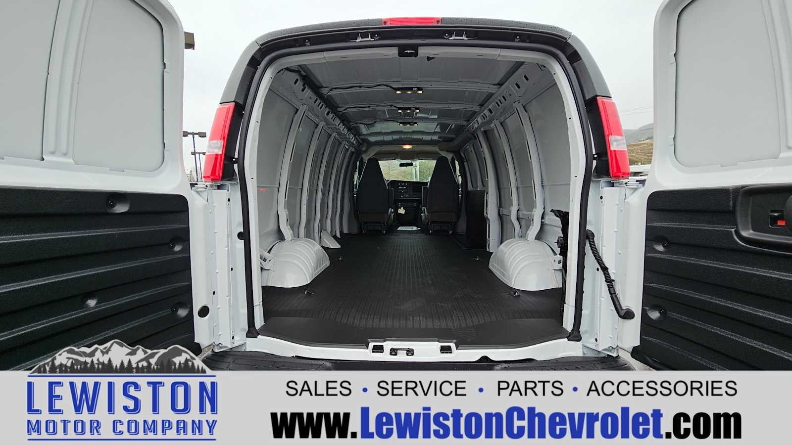 2025 Chevrolet Express Cargo WT
