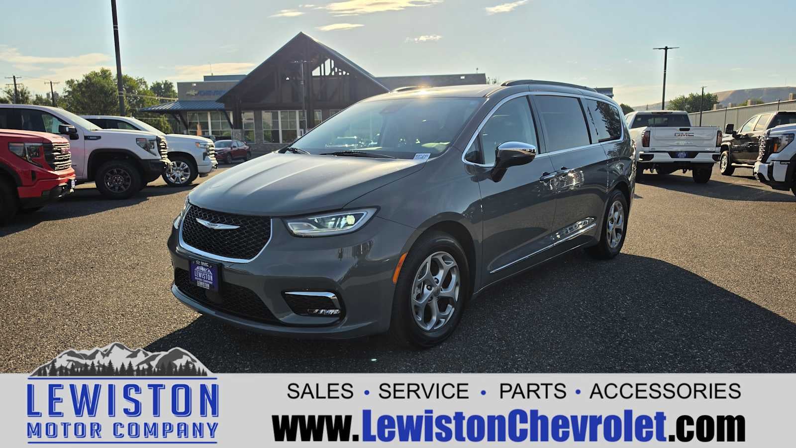 2023 Chrysler Pacifica Limited's photo